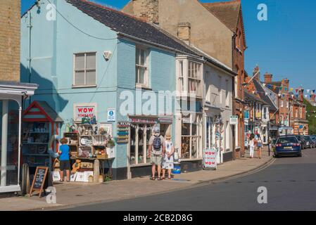 Southwold Suffolk, Blick im Sommer von Menschen, die in Geschäften in der High Street des Badeortes Southwold, Suffolk, East Anglia, Großbritannien suchen Stockfoto