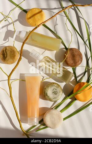 Ultra feuchtigkeitsspendende natürliche Öko-Kosmetik, Sprühflaschen und Öko-Seifen, Pflanzenblätter. Stockfoto