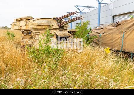 Korrodierender Tank, sowjetische ZSU Selbstfahrende Anti-Aircraft Gun, in Großbritannien. Gepanzertes Kampffahrzeug, AFV, in langem Gras. Raus ins Gras. Überwuchtiges Unterholz Stockfoto