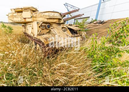 Korrodierender Tank, sowjetische ZSU Selbstfahrende Anti-Aircraft Gun, in Großbritannien. Gepanzertes Kampffahrzeug, AFV, in langem Gras. Raus ins Gras. Überwuchtiges Unterholz Stockfoto