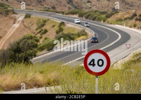 Verkehr auf einer spanischen kurvenreichen Straße, N-340 mit Straßenschild 40. In der Nähe von Tarifa, Cadiz, Spanien. Stockfoto