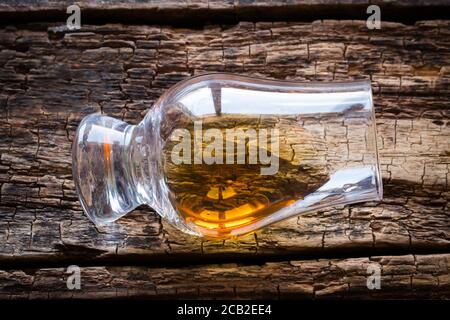 Ein Glas Whiskey auf einem hölzernen Hintergrund Stockfoto
