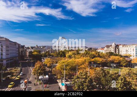 Blick vom Fenster auf Budapest Eye und St. Stephen's Basilica in Budapest, Ungarn Stockfoto
