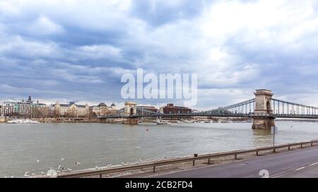 Blick auf die Kettenbrücke Szechenyi von der Promenade bei der Donau Fluss in Budapest Stockfoto