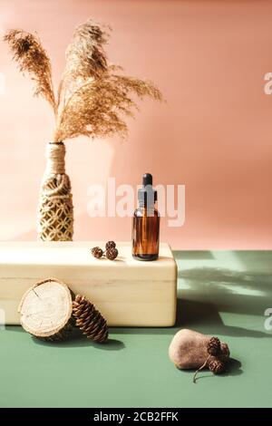 Leere Bernstein Glas ätherisches Öl Flasche auf Holzziegel. Natürliche Bio-Kosmetik, Alternative Medizin, pflanzliche Essenz, nachhaltiges Lifestyle-Konzept Stockfoto