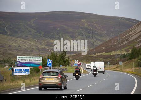 Highland Region Border, Pass of Drumochter, Schottland, Großbritannien. 10. August 2020 Im Bild: Sean Clerkin von Action for Scotland protestiert heute an der Grenze der Highland Region und fordert die erste Ministerin, Nicola Sturgeon, Menschen aus England auf Reisen in die Highlands und Inseln zu stoppen, um die Ausbreitung von COVID-19 in diesem Teil Schottlands durch nicht notwendige Reisen zu verhindern. Sean sagte: Nur Einheimische, die auf den Inseln leben, sollten zu den Inseln Fähre reisen dürfen. Quelle: Colin Fisher/Alamy Live News. Stockfoto