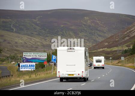 Highland Region Border, Pass of Drumochter, Schottland, Großbritannien. 10. August 2020 Im Bild: Sean Clerkin von Action for Scotland protestiert heute an der Grenze der Highland Region und fordert die erste Ministerin, Nicola Sturgeon, Menschen aus England auf Reisen in die Highlands und Inseln zu stoppen, um die Ausbreitung von COVID-19 in diesem Teil Schottlands durch nicht notwendige Reisen zu verhindern. Sean sagte: Nur Einheimische, die auf den Inseln leben, sollten zu den Inseln Fähre reisen dürfen. Quelle: Colin Fisher/Alamy Live News. Stockfoto