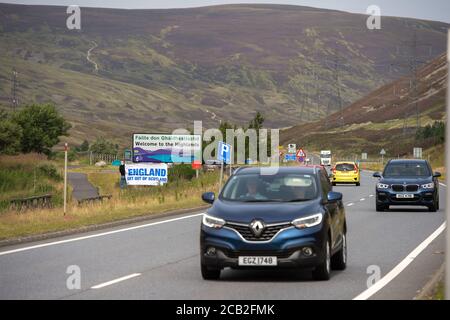 Highland Region Border, Pass of Drumochter, Schottland, Großbritannien. 10. August 2020 Im Bild: Sean Clerkin von Action for Scotland protestiert heute an der Grenze der Highland Region und fordert die erste Ministerin, Nicola Sturgeon, Menschen aus England auf Reisen in die Highlands und Inseln zu stoppen, um die Ausbreitung von COVID-19 in diesem Teil Schottlands durch nicht notwendige Reisen zu verhindern. Sean sagte: Nur Einheimische, die auf den Inseln leben, sollten zu den Inseln Fähre reisen dürfen. Quelle: Colin Fisher/Alamy Live News. Stockfoto