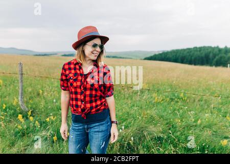 Porträt einer jungen Casual Frau auf dem Feld Stockfoto