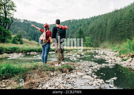 Junges Paar, das die Natur am Bergfluss erkundet Stockfoto