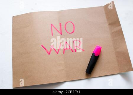 Kein Kriegstext auf Papier geschrieben Stockfoto