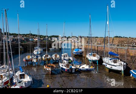 Segelboote und Yachten bei Ebbe auf Grund, North Berwick Hafen, East Lothian, Schottland, Großbritannien Stockfoto