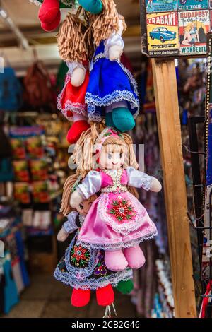 BUDAPEST, UNGARN - 15. März 2019: Traditionelle magyar Puppen Marionetten in Volkstracht traditionelle ungarische Kleidung auf dem Markt in Buda Castel, Budapest Stockfoto