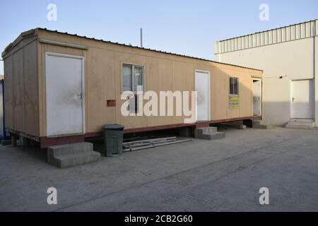 Kabine. ble Haus- und Bürokabinen. Arbeitslager. Hütte. Kleine temporäre Häuser : Maskat, Oman - 16-08-2020 Stockfoto