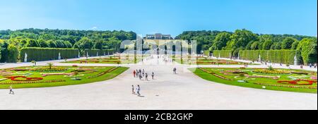 WIEN, ÖSTERREICH - 23. JULI 2019: Die Gloriette im Schlosspark Schönbrunn, Wien Österreich Stockfoto