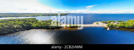 Luftpanorama von Pulkkilanharju Ridge auf See Paijanne, Paijanne Nationalpark, Finnland. Drohnenfotografie Stockfoto