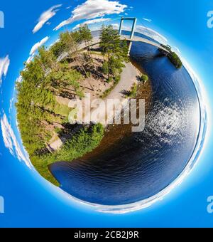 Luftpanorama in Form von kleinen Planeten der Karisalmi-Brücke auf Pulkkilanharju Ridge auf See Paijanne, Paijanne Nationalpark, Finnland. Drohne pho Stockfoto