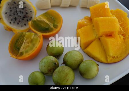 Sammlung von tropischen Früchten - Mango, Banana, Dragonfruit, Mammon, Lulo. Stockfoto