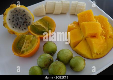 Sammlung von tropischen Früchten - Mango, Banana, Dragonfruit, Mammon, Lulo. Stockfoto