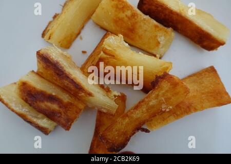 Gebratene Yucca oder Cassava auf weißem Hintergrund. Stockfoto