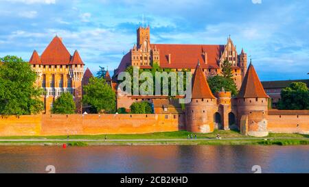 Panoramablick auf das Schloss von Teutonic in Malbork, Polen. Stockfoto