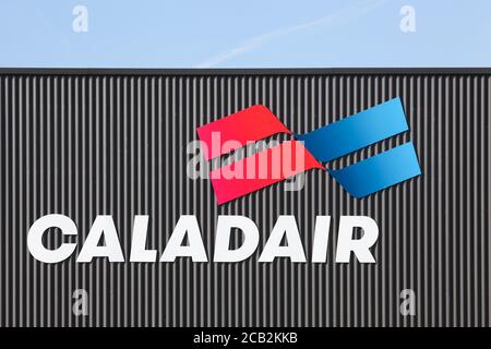 Macon, Frankreich - 15. März 2020: Caladair ist auf dem Gebiet der Klimatechnik als Hersteller von Materialien und Lösungen für die Lüftung tätig Stockfoto