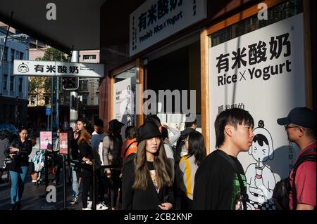 26.09.2019, Sydney, New South Wales, Australien - Menschen asiatischer Herkunft sind vor einem Yomie's Shop im Vorort Haymarket in Chinatown zu sehen. Stockfoto