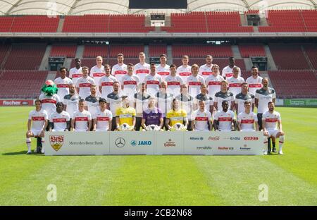 10. August 2020, Baden-Württemberg, Stuttgart: Fußball, Bundesliga: VfB Stuttgart - Fotosession, die offizielle Fotosession des Stuttgarter Teams (Teamfoto und Portraits) für die Saison 2020/2021 in der Mercedes-Benz Arena. 1. Reihe unten (von links nach rechts): Philipp Klement, Tanguy Coulibaly, Erik Thommy, Wataru Endo, Fabian Bredlow, Gregor Kobel, Jens Grahl, Darko Churlinov, Orel Mangala, Mateo Klimovicz, Gonzalo Castro. 2. Reihe (von links nach rechts): Maskottchen Fritzle, Dino Poimann, Marcus Fregin, Matthias Schiffers, Martin Franz, Oliver Bartlett, Uwe Gospodarek, Michael Kammermeyer, P Stockfoto