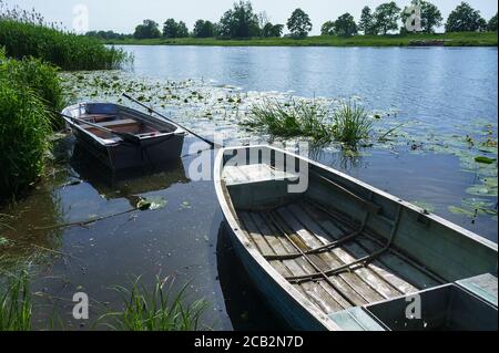 Fischerboote am See, zwei Boote am Ufer Stockfoto