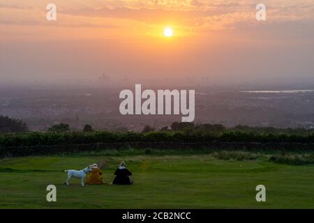 Sonnenuntergang über Manchester City vom Werneth Low Golfplatz. Die schlechte Sicht der Luft und die Wolken trugen zu einem spektakulären tieforange roten Sonnenuntergang bei. VEREINIGTES KÖNIGREICH Stockfoto