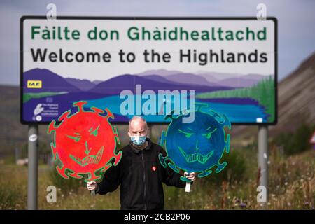 Highland Region Border, Pass of Drumochter, Schottland, Großbritannien. 10. August 2020 Im Bild: Sean Clerkin von Action for Scotland protestiert heute an der Grenze der Highland Region und fordert die erste Ministerin, Nicola Sturgeon, Menschen aus England auf Reisen in die Highlands und Inseln zu stoppen, um die Ausbreitung von COVID-19 in diesem Teil Schottlands durch nicht notwendige Reisen zu verhindern. Sean sagte: Nur Einheimische, die auf den Inseln leben, sollten zu den Inseln Fähre reisen dürfen. Die britischen Behörden brachten in Quarantäne für britische Touristen, die aus Spanien zurückkamen, als Spanien 27 CO hatte Stockfoto