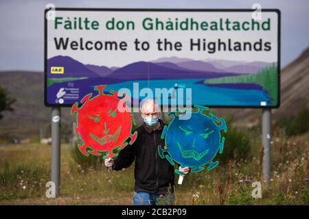 Highland Region Border, Pass of Drumochter, Schottland, Großbritannien. 10. August 2020 Im Bild: Sean Clerkin von Action for Scotland protestiert heute an der Grenze der Highland Region und fordert die erste Ministerin, Nicola Sturgeon, Menschen aus England auf Reisen in die Highlands und Inseln zu stoppen, um die Ausbreitung von COVID-19 in diesem Teil Schottlands durch nicht notwendige Reisen zu verhindern. Sean sagte: Nur Einheimische, die auf den Inseln leben, sollten zu den Inseln Fähre reisen dürfen. Die britischen Behörden brachten in Quarantäne für britische Touristen, die aus Spanien zurückkamen, als Spanien 27 CO hatte Stockfoto