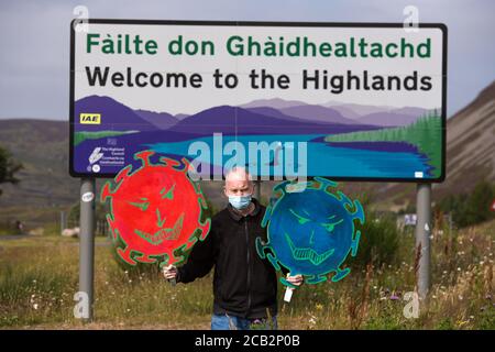 Highland Region Border, Pass of Drumochter, Schottland, Großbritannien. 10. August 2020 Im Bild: Sean Clerkin von Action for Scotland protestiert heute an der Grenze der Highland Region und fordert die erste Ministerin, Nicola Sturgeon, Menschen aus England auf Reisen in die Highlands und Inseln zu stoppen, um die Ausbreitung von COVID-19 in diesem Teil Schottlands durch nicht notwendige Reisen zu verhindern. Sean sagte: Nur Einheimische, die auf den Inseln leben, sollten zu den Inseln Fähre reisen dürfen. Die britischen Behörden brachten in Quarantäne für britische Touristen, die aus Spanien zurückkamen, als Spanien 27 CO hatte Stockfoto