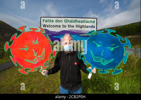 Highland Region Border, Pass of Drumochter, Schottland, Großbritannien. 10. August 2020 Im Bild: Sean Clerkin von Action for Scotland protestiert heute an der Grenze der Highland Region und fordert die erste Ministerin, Nicola Sturgeon, Menschen aus England auf Reisen in die Highlands und Inseln zu stoppen, um die Ausbreitung von COVID-19 in diesem Teil Schottlands durch nicht notwendige Reisen zu verhindern. Sean sagte: Nur Einheimische, die auf den Inseln leben, sollten zu den Inseln Fähre reisen dürfen. Die britischen Behörden brachten in Quarantäne für britische Touristen, die aus Spanien zurückkamen, als Spanien 27 CO hatte Stockfoto