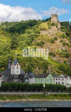 Schloss Gutenfels; 1220; auf hohem steilen Hügel; über Stadtgebäuden; alte Kirche; Wasser, Flussufer, Rheinschlucht; UNESCO-Stätte; Europa; Kaub; Deutsch Stockfoto