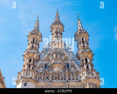 Detail des gotischen Stils des Rathauses in der Altstadt von Leuven, Belgien Stockfoto