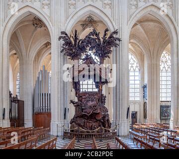 Leuven, Belgien. Ca. August 2020. Das Innere der St. Peter Kirche in Brabantiner Gotik Stockfoto