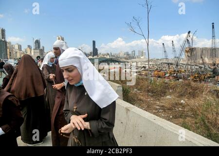 Beirut, Libanon. August 2020. Eine Gruppe von Nonnen besucht den Ort der massiven Hafenexplosion in Beirut vom 04. August, bei der mindestens 158 Menschen getötet, 6000 verletzt und etwa 250,000 bis 300,000 vertrieben wurden. Quelle: Marwan Naamani/dpa/Alamy Live News Stockfoto