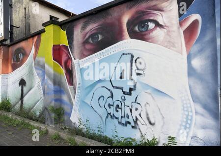 - Mailand, nel quartiere periferico nord di Quarto Oggiaro, omaggio dell'artista Cosimo Caiffa (Cheone) agli operatori sanitari dell'ospedale Sacco, in prima linea durante l'epidemia di Coronavirus Mailand (Italien), im nördlichen Vorort von Quarto Oggiaro, Hommage von der Straßenkünstler Cosimo Caiffa (Cheone) Krankenhaus An der Front während der Coronavirus-Epidemie Stockfoto