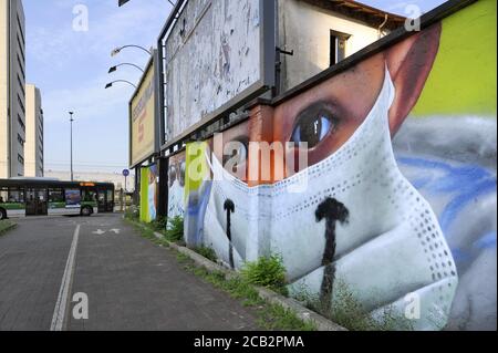 - Mailand, nel quartiere periferico nord di Quarto Oggiaro, omaggio dell'artista Cosimo Caiffa (Cheone) agli operatori sanitari dell'ospedale Sacco, in prima linea durante l'epidemia di Coronavirus Mailand (Italien), im nördlichen Vorort von Quarto Oggiaro, Hommage von der Straßenkünstler Cosimo Caiffa (Cheone) Krankenhaus An der Front während der Coronavirus-Epidemie Stockfoto