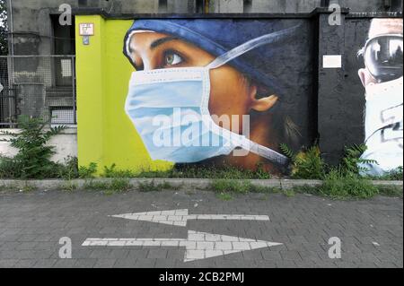 - Mailand, nel quartiere periferico nord di Quarto Oggiaro, omaggio dell'artista Cosimo Caiffa (Cheone) agli operatori sanitari dell'ospedale Sacco, in prima linea durante l'epidemia di Coronavirus Mailand (Italien), im nördlichen Vorort von Quarto Oggiaro, Hommage von der Straßenkünstler Cosimo Caiffa (Cheone) Krankenhaus An der Front während der Coronavirus-Epidemie Stockfoto