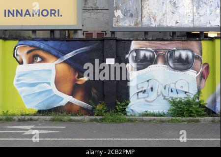 - Mailand, nel quartiere periferico nord di Quarto Oggiaro, omaggio dell'artista Cosimo Caiffa (Cheone) agli operatori sanitari dell'ospedale Sacco, in prima linea durante l'epidemia di Coronavirus Mailand (Italien), im nördlichen Vorort von Quarto Oggiaro, Hommage von der Straßenkünstler Cosimo Caiffa (Cheone) Krankenhaus An der Front während der Coronavirus-Epidemie Stockfoto