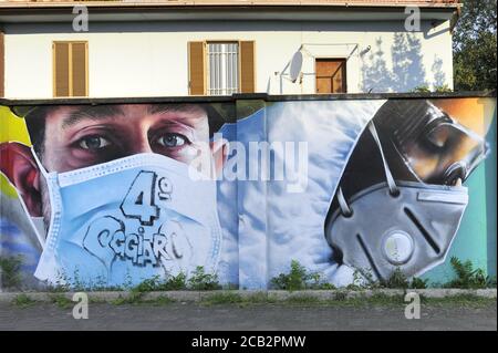 - Mailand, nel quartiere periferico nord di Quarto Oggiaro, omaggio dell'artista Cosimo Caiffa (Cheone) agli operatori sanitari dell'ospedale Sacco, in prima linea durante l'epidemia di Coronavirus Mailand (Italien), im nördlichen Vorort von Quarto Oggiaro, Hommage von der Straßenkünstler Cosimo Caiffa (Cheone) Krankenhaus An der Front während der Coronavirus-Epidemie Stockfoto