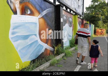 - Mailand, nel quartiere periferico nord di Quarto Oggiaro, omaggio dell'artista Cosimo Caiffa (Cheone) agli operatori sanitari dell'ospedale Sacco, in prima linea durante l'epidemia di Coronavirus Mailand (Italien), im nördlichen Vorort von Quarto Oggiaro, Hommage von der Straßenkünstler Cosimo Caiffa (Cheone) Krankenhaus An der Front während der Coronavirus-Epidemie Stockfoto