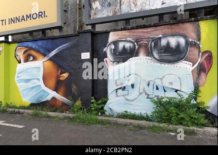 - Mailand, nel quartiere periferico nord di Quarto Oggiaro, omaggio dell'artista Cosimo Caiffa (Cheone) agli operatori sanitari dell'ospedale Sacco, in prima linea durante l'epidemia di Coronavirus Mailand (Italien), im nördlichen Vorort von Quarto Oggiaro, Hommage von der Straßenkünstler Cosimo Caiffa (Cheone) Krankenhaus An der Front während der Coronavirus-Epidemie Stockfoto