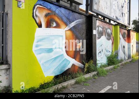 - Mailand, nel quartiere periferico nord di Quarto Oggiaro, omaggio dell'artista Cosimo Caiffa (Cheone) agli operatori sanitari dell'ospedale Sacco, in prima linea durante l'epidemia di Coronavirus Mailand (Italien), im nördlichen Vorort von Quarto Oggiaro, Hommage von der Straßenkünstler Cosimo Caiffa (Cheone) Krankenhaus An der Front während der Coronavirus-Epidemie Stockfoto