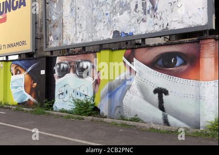 - Mailand, nel quartiere periferico nord di Quarto Oggiaro, omaggio dell'artista Cosimo Caiffa (Cheone) agli operatori sanitari dell'ospedale Sacco, in prima linea durante l'epidemia di Coronavirus Mailand (Italien), im nördlichen Vorort von Quarto Oggiaro, Hommage von der Straßenkünstler Cosimo Caiffa (Cheone) Krankenhaus An der Front während der Coronavirus-Epidemie Stockfoto