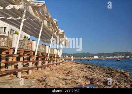 IBIZA, SPANIEN - 12. JULI 2017: Cafe del Mar in San Antonio de Portmany auf Ibiza-Insel. Es ist eine berühmte Bar am Meer mit der besten Aussicht auf den Sonnenuntergang mit c Stockfoto