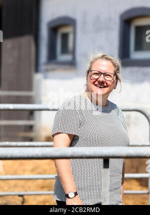 10. August 2020, Nordrhein-Westfalen, Münster: Svenja Schulze, (SPD) Bundesumweltministerin im Naturland- und Archehof Büning. Bundesumweltministerin Schulze (SPD) ist zusammen mit dem stellvertretenden Vorsitzenden der SPD-Bundestagsfraktion Miersch zu Gast im Münsterland. Foto: Caroline Seidel/dpa Stockfoto