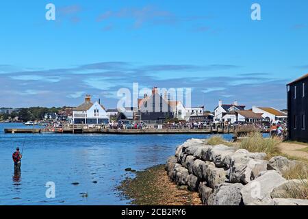 Mann beim Angeln in der Nähe von Mudeford Quay in Dorset, England Stockfoto